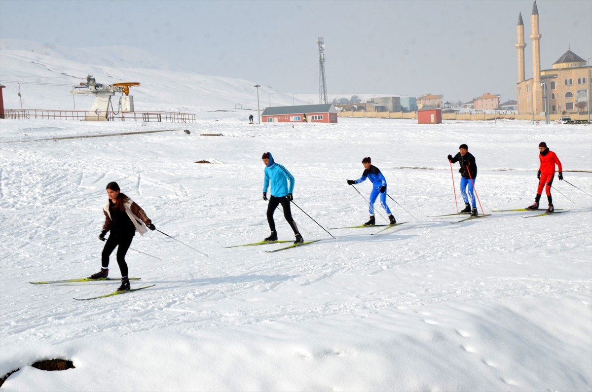 Kış mevsiminin çetin geçtiği Muş'ta kayaklı koşu takımı sporcuları, soğuk havaya rağmen...