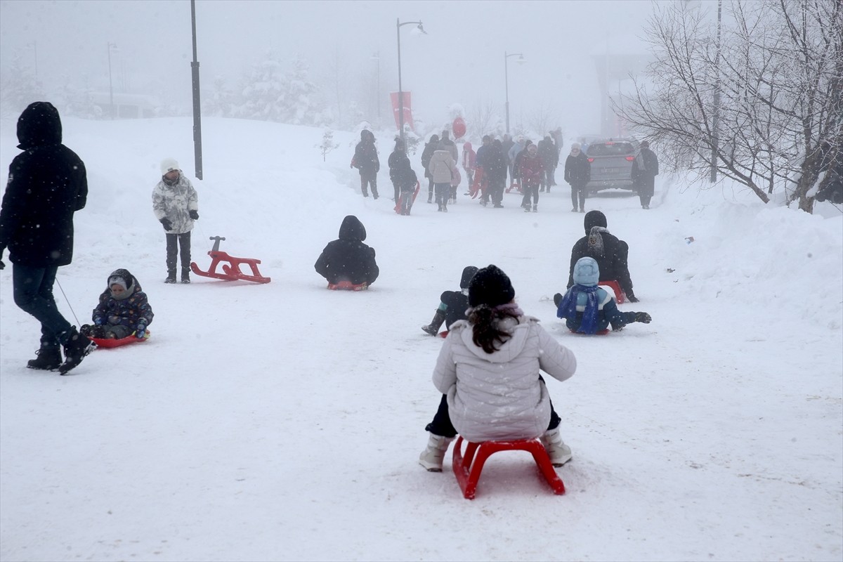  Kışın beyaza bürünen ormanlarının görüntüsüyle ilgi gören Giresun'un Kümbet Yaylası'nda kar...