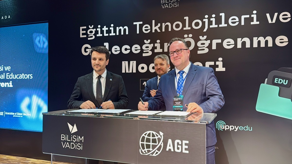 Kocaeli'de düzenlenen "Eğitim Teknolojileri ve Geleceğin Öğrenme Modelleri" etkinliğinde Bilişim...