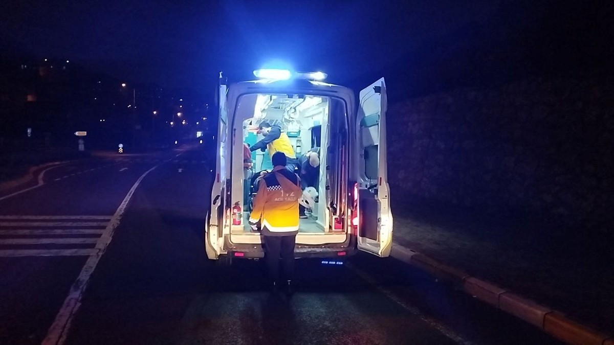 Kocaeli'nin Gebze ilçesinde kaldırıma çarptıktan sonra takla atan otomobildeki 4 kişi yaralandı....