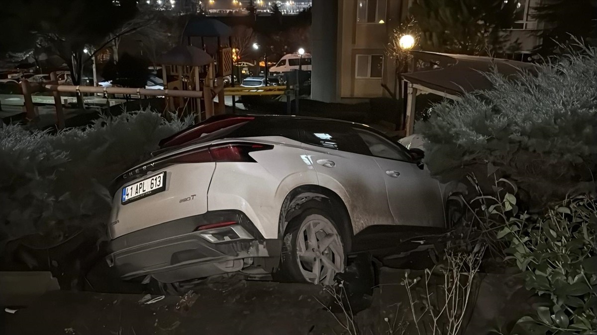Kocaeli'nin Gebze ilçesinde kontrolden çıkan cipin bir sitenin otoparkından ağaçlık alana...