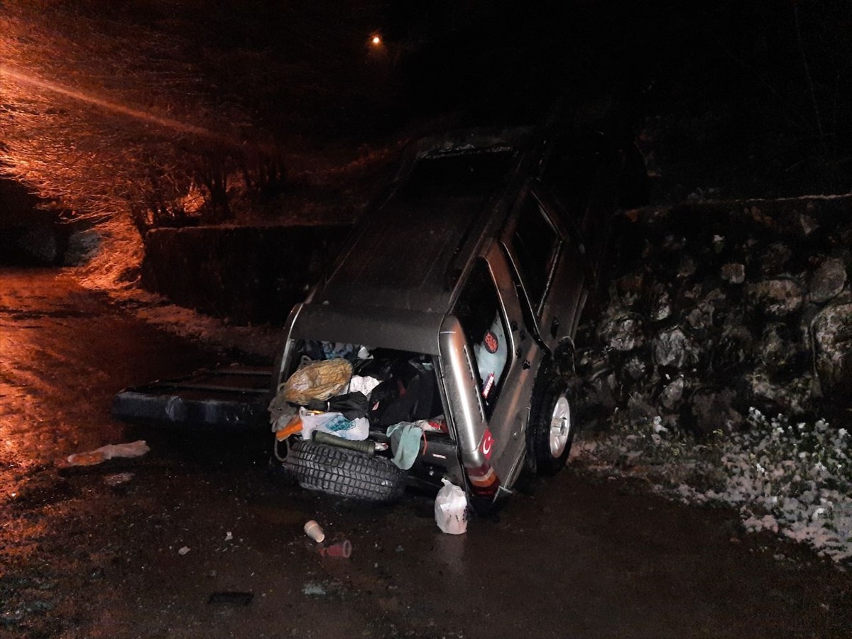 Kocaeli'nin Gölcük ilçesinde uçuruma düşen cipin sürücüsü yaralandı. Yaklaşık 10 metrelik yamaçtan...