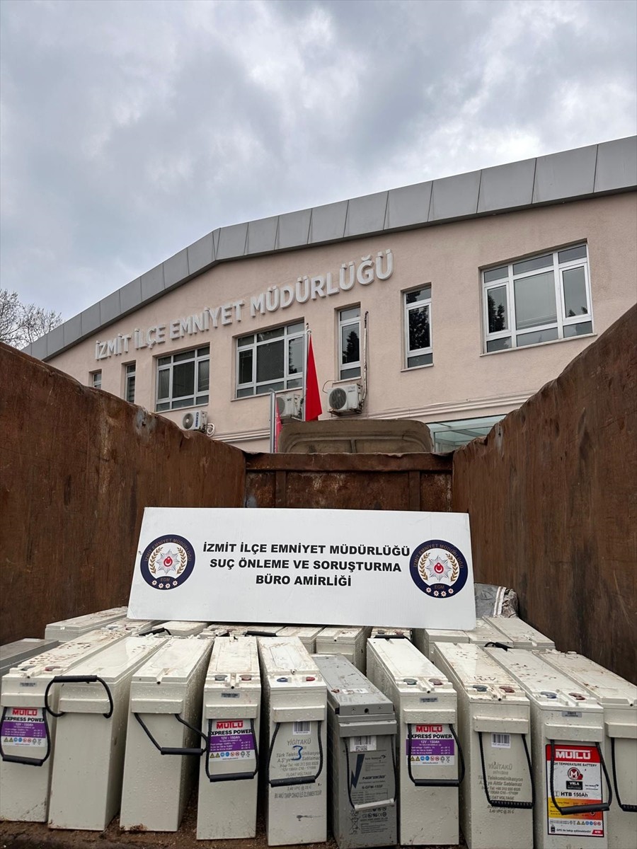 Kocaeli'nin İzmit ilçesinde 1 milyon 300 bin lira değerinde akü çaldığı iddia edilen şüpheli...