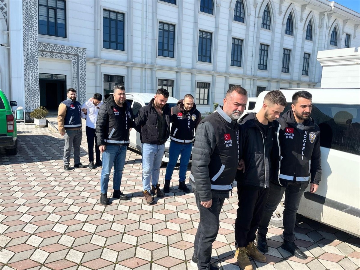 Kocaeli'nin İzmit ilçesinde çıkan kavgada bir kişinin bıçakla öldürülmesine ilişkin gözaltına...