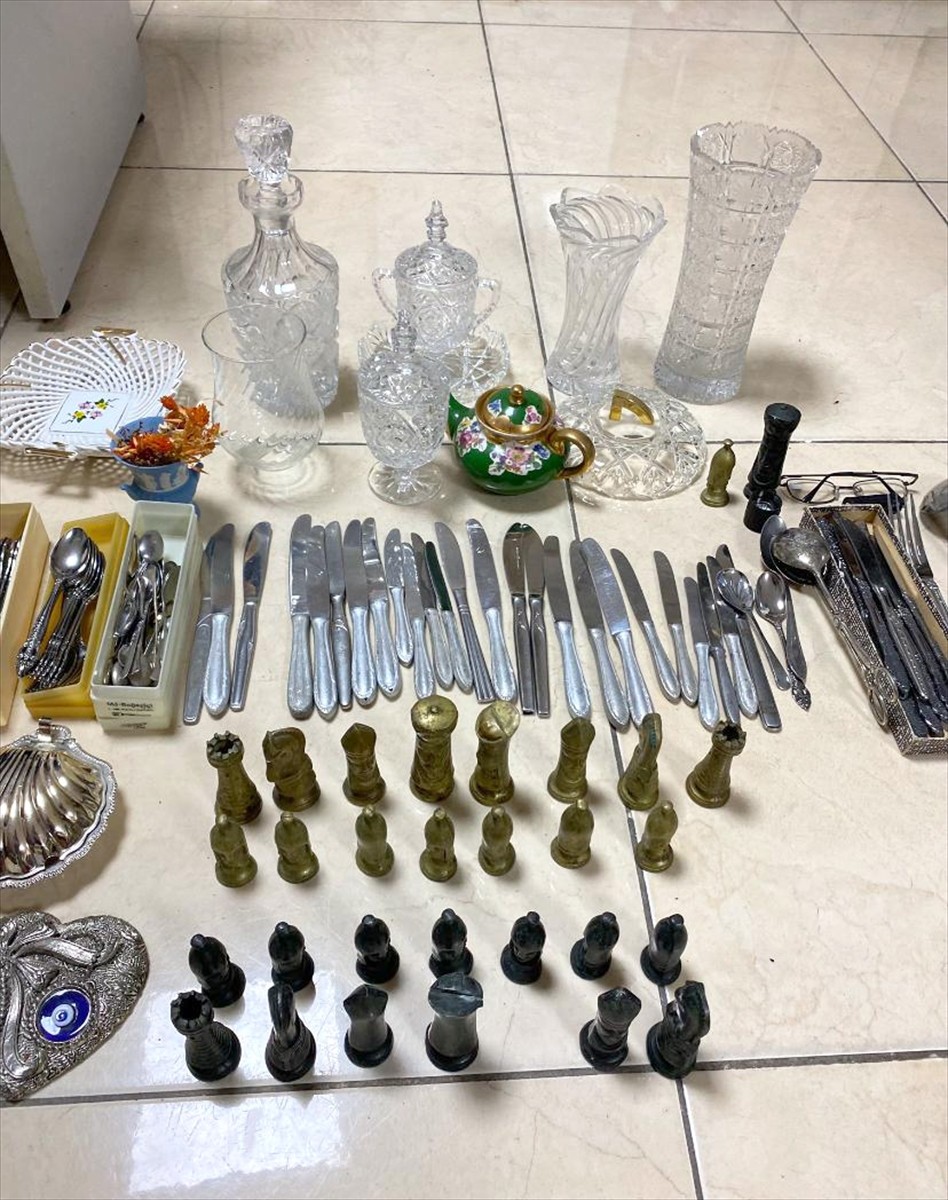 Kocaeli'nin Karamürsel ilçesinde yazlık evlerden hırsızlık yaptıkları iddiasıyla gözaltına alınan...