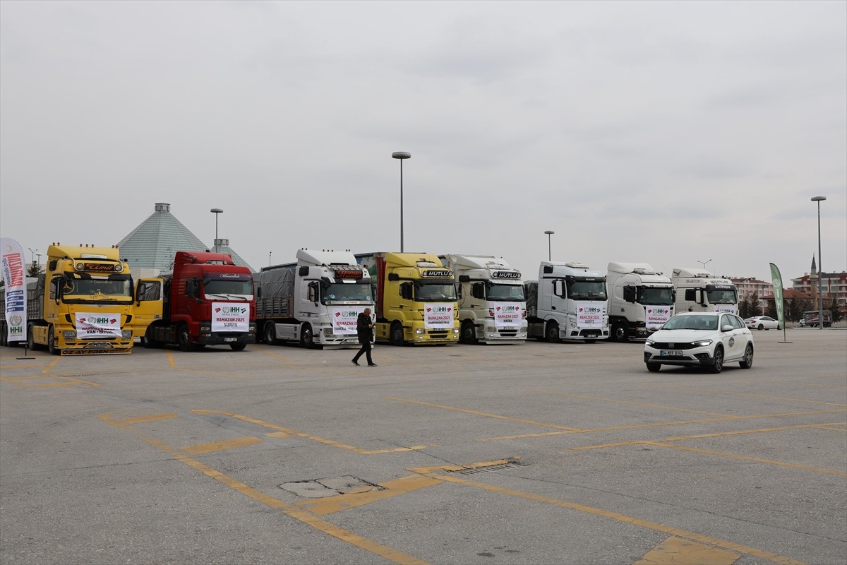 Konya'da hayırseverlerin katkılarıyla hazırlanan, gıda, soba ve iftarlık paketlerin yer aldığı...