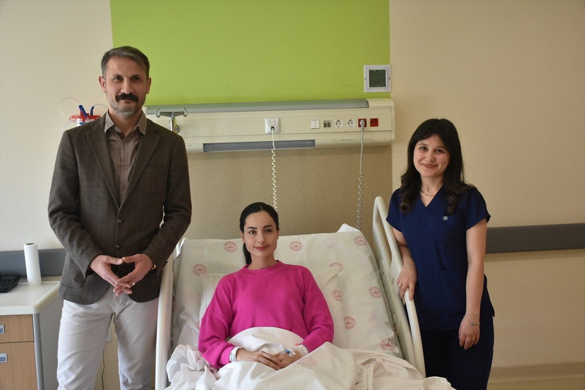 Konya'da on iki parmak bağırsağının sıkışması sonucu kilo kaybı, bulantı ve kusma şikayeti yaşayan...