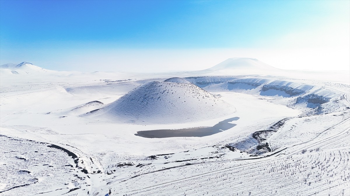 Konya'nın Karapınar ilçesinde, jeolojik miras niteliğindeki Meke Gölü, kar yağışının ardından...