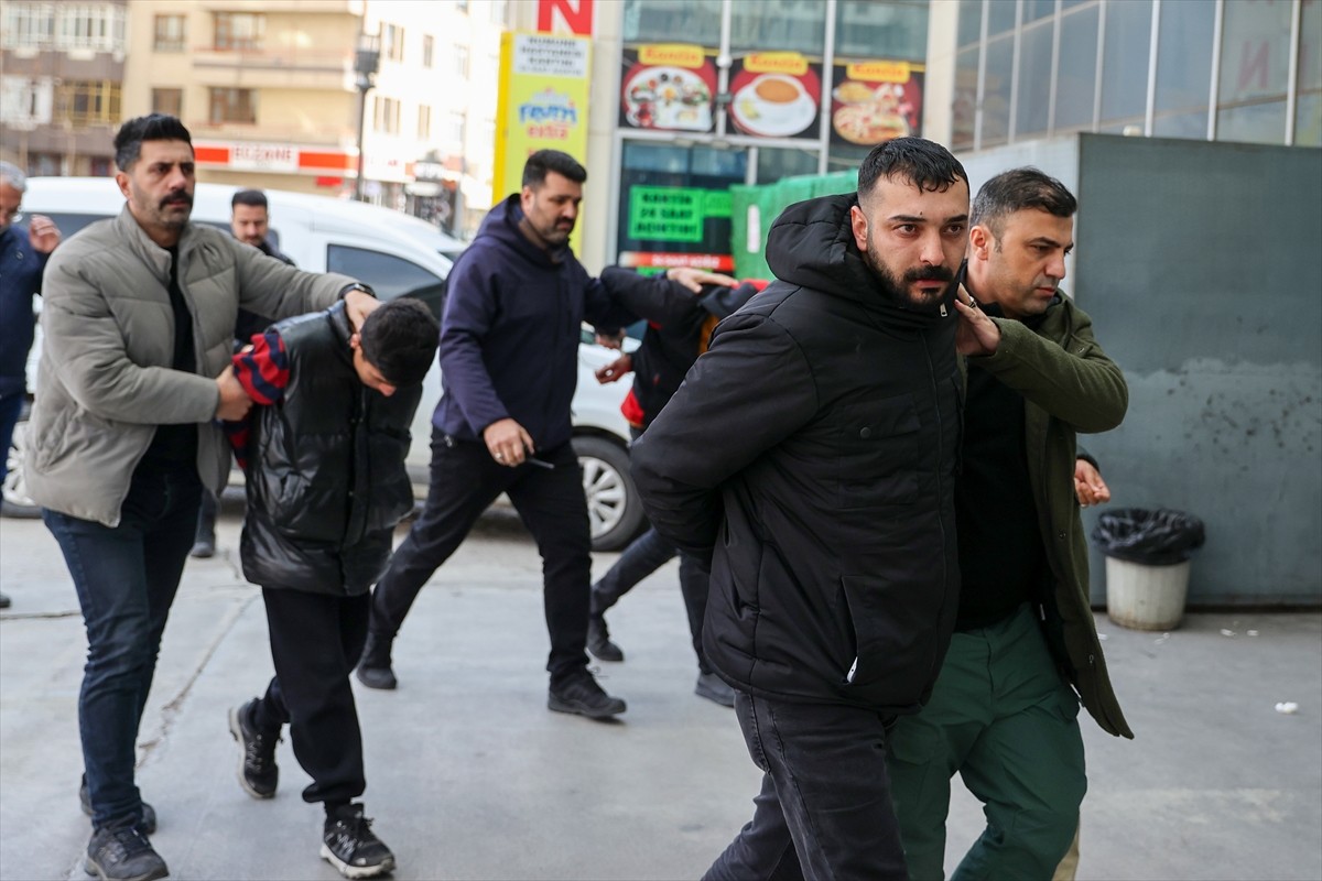 Konya'nın Karatay ilçesinde bir iş yerine tabancayla ateş edilmesiyle ilgili 3 şüpheli gözaltına...