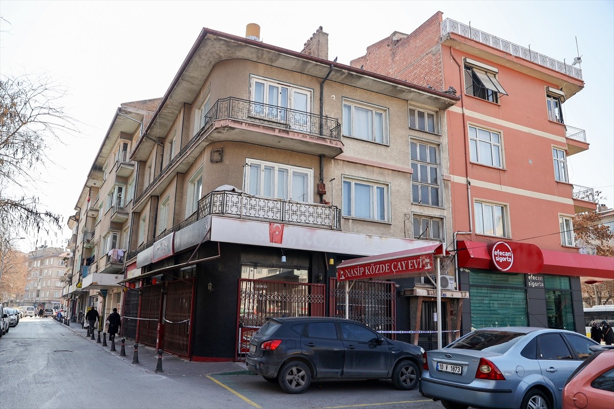 Konya'nın Karatay ilçesinde zemin kattaki iş yerlerinde, ara duvarların kaldırıldığı belirlenen 2...