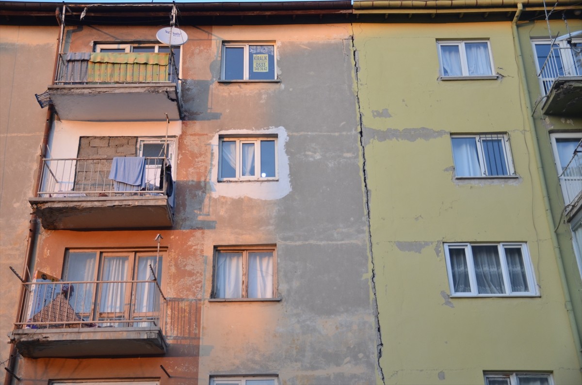 Konya'nın merkez Selçuklu ilçesinde, 5 katlı iki bina çatlakların oluşması nedeniyle...