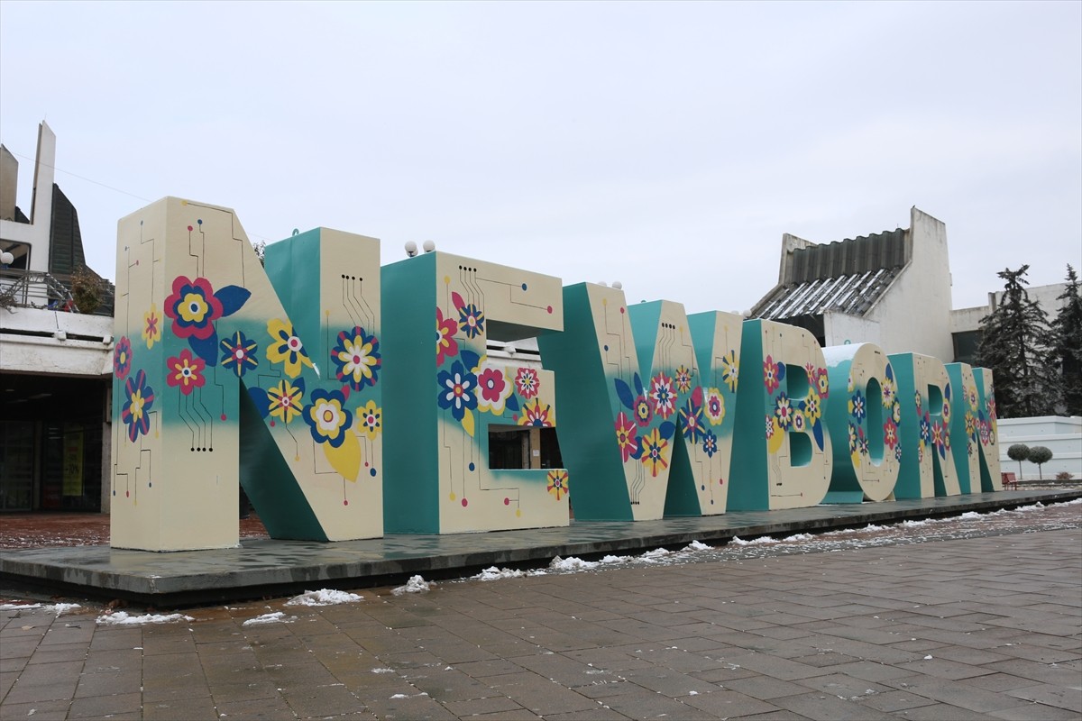 Kosova'nın bağımsızlığının 17. yıl dönümü kutlamaları kapsamında başkent Priştine'de tören...