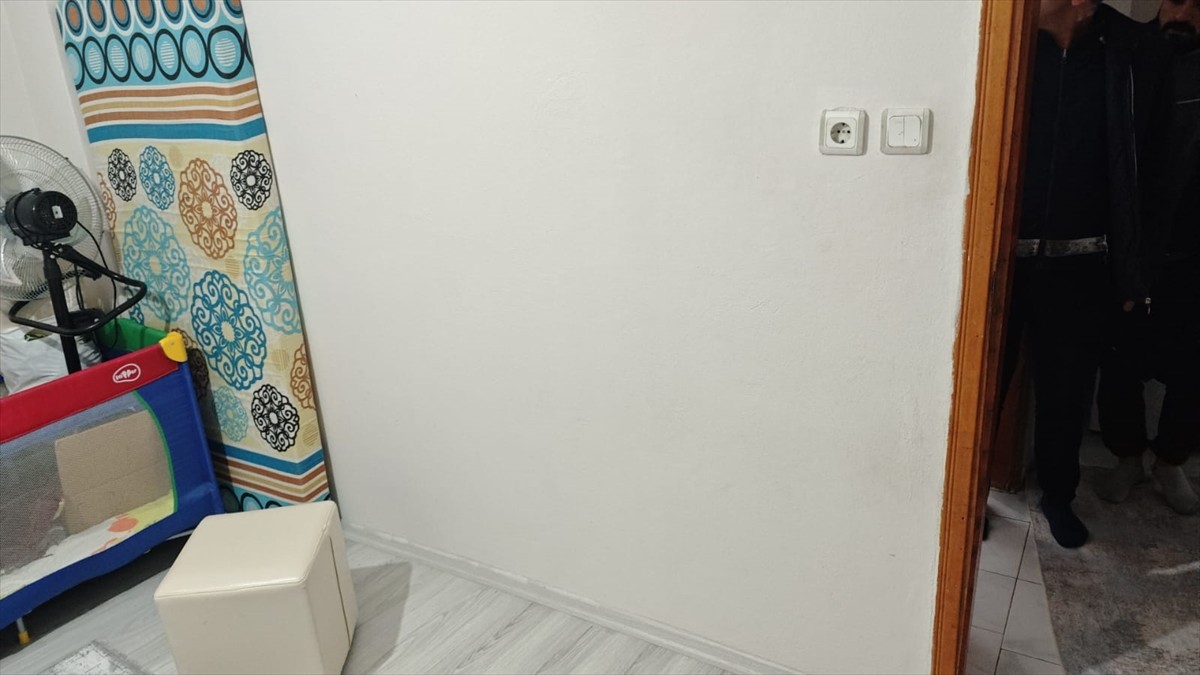 Küçükçekmece'de 7 katlı bina, bir dairenin banyosunda oluşan çatlaklar nedeniyle tahliye...