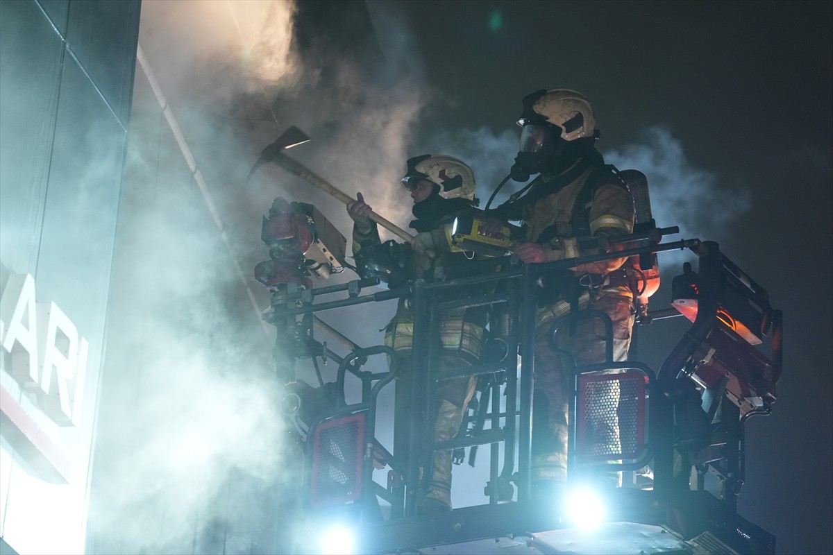 Küçükçekmece'de mobilya deposunda çıkan ve helva satış mağazası ile düğün salonuna sirayet eden...