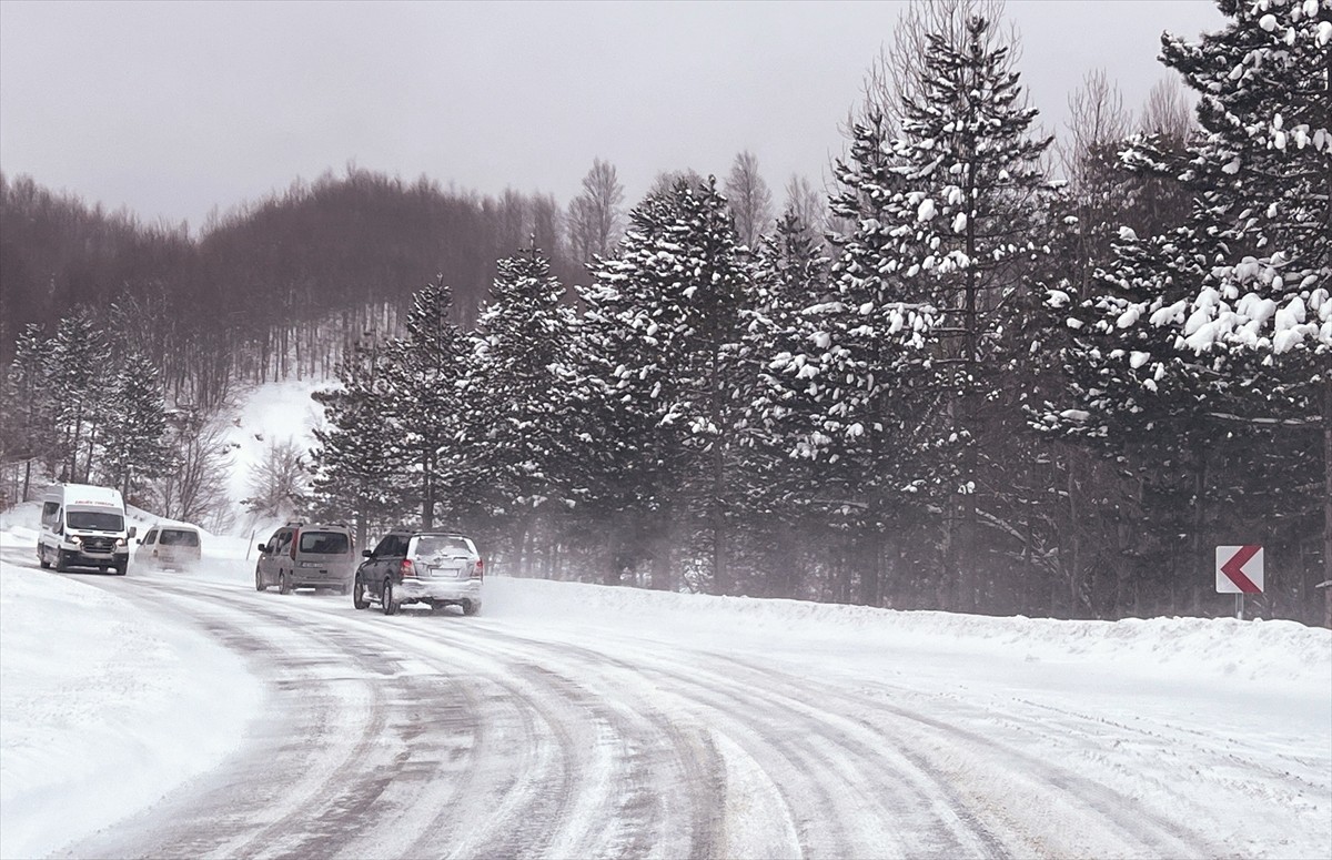 Kütahya'da Domaniç-İnegöl kara yolunda kar yağışı etkili oluyor. Karayolları Genel Müdürlüğü...