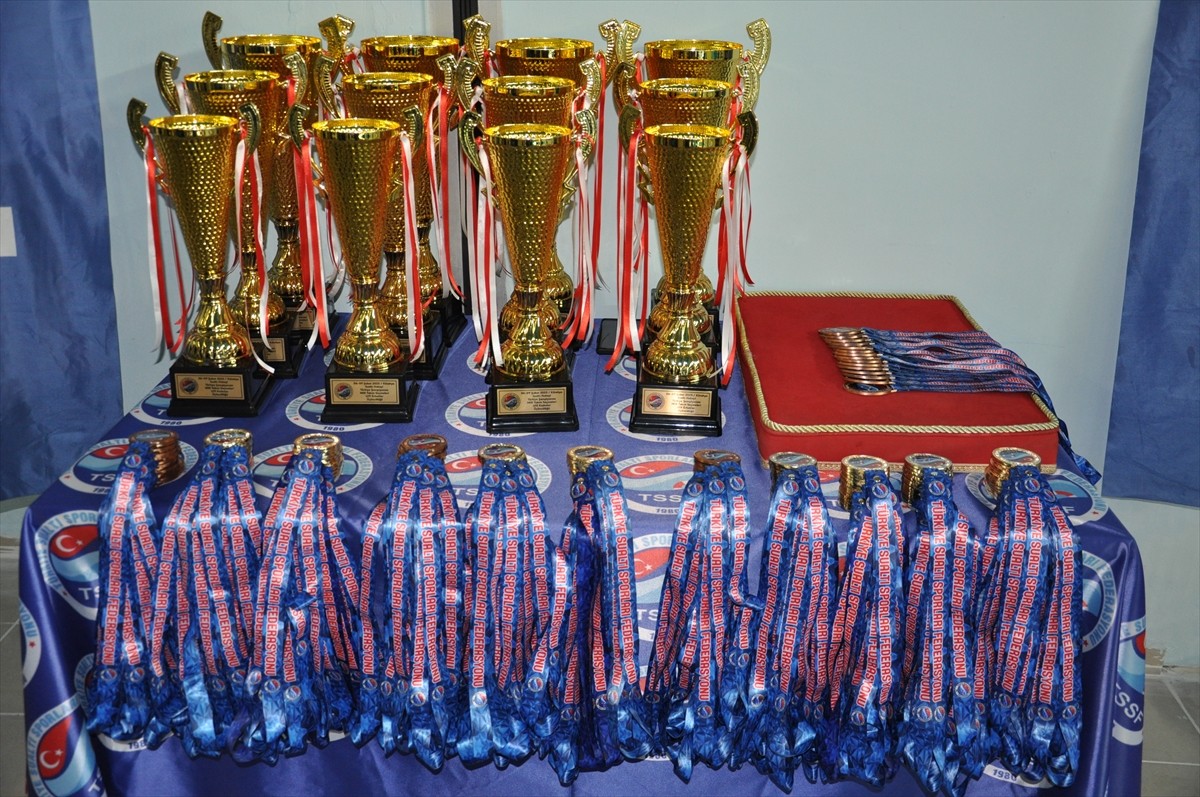 Kütahya'da Türkiye Sualtı Sporları Federasyonunun (TSSF), sualtı hokeyi 15 ve 19 yaş altı milli...