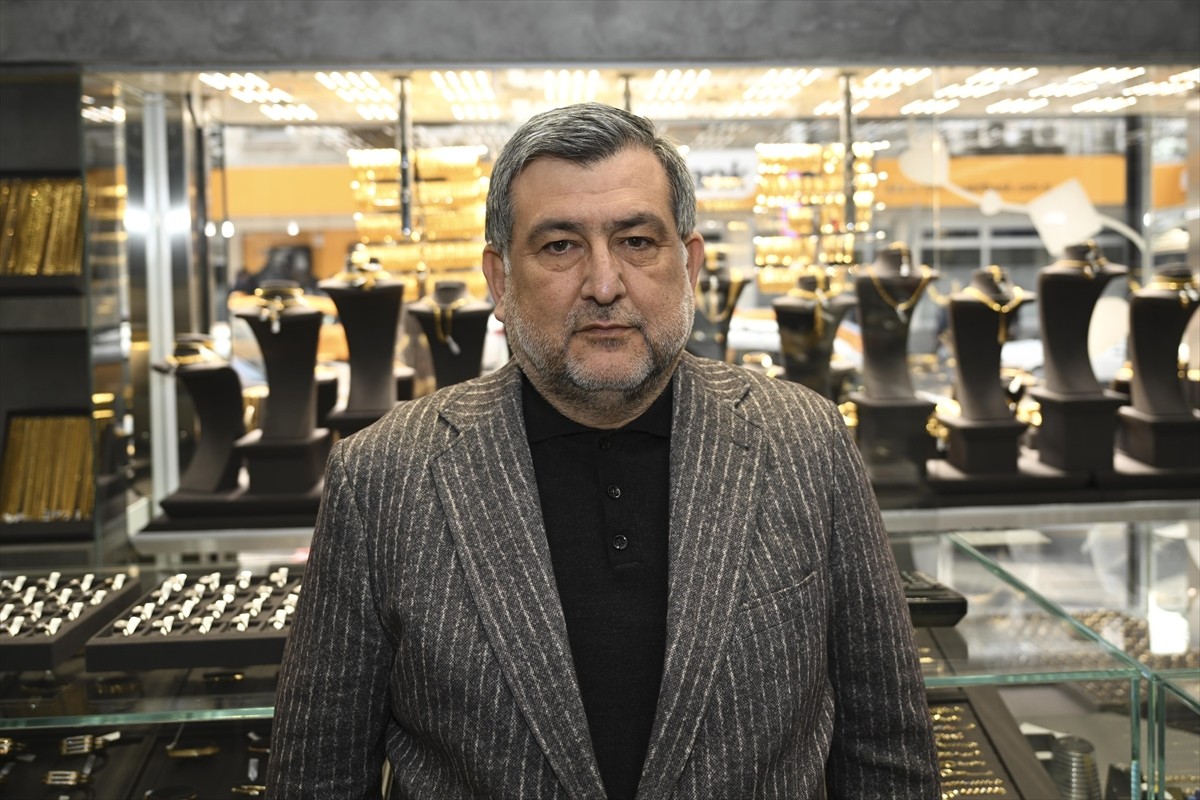 Kuyumcularda 14 Şubat Sevgililer Günü öncesi alışverişte yoğunluk artarken vatandaşlar bütçelerine...