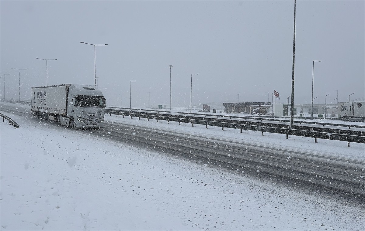 Kuzey Marmara Otoyolu'nun Kocaeli geçişinde kar yağışı etkisini gösteriyor.