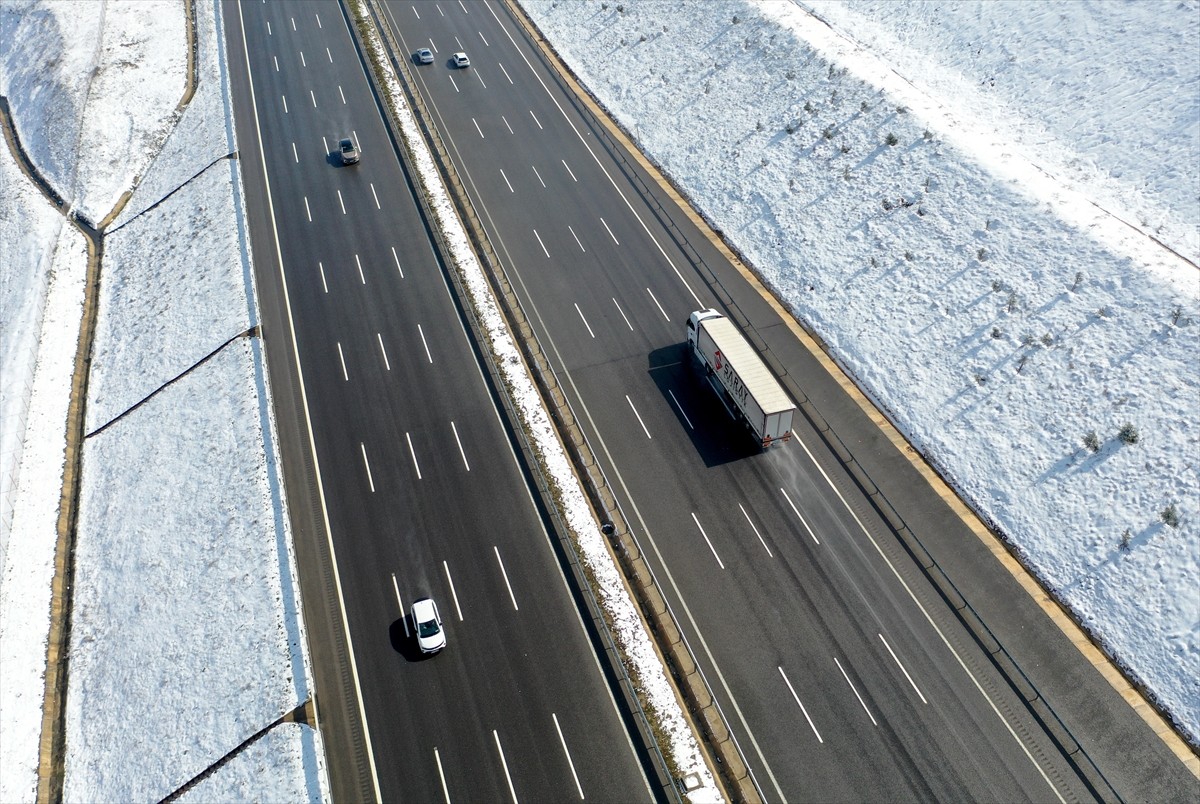 Kuzey Marmara Otoyolu'nun Kocaeli kesiminde kar yağışı aralıklarla etkili oldu.