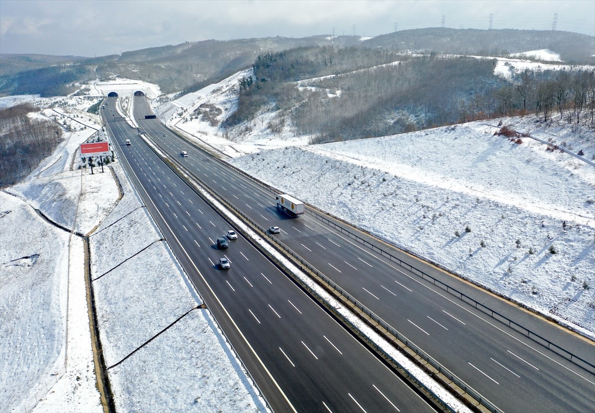 Kuzey Marmara Otoyolu'nun Kocaeli kesiminde kar yağışı aralıklarla etkili oldu.