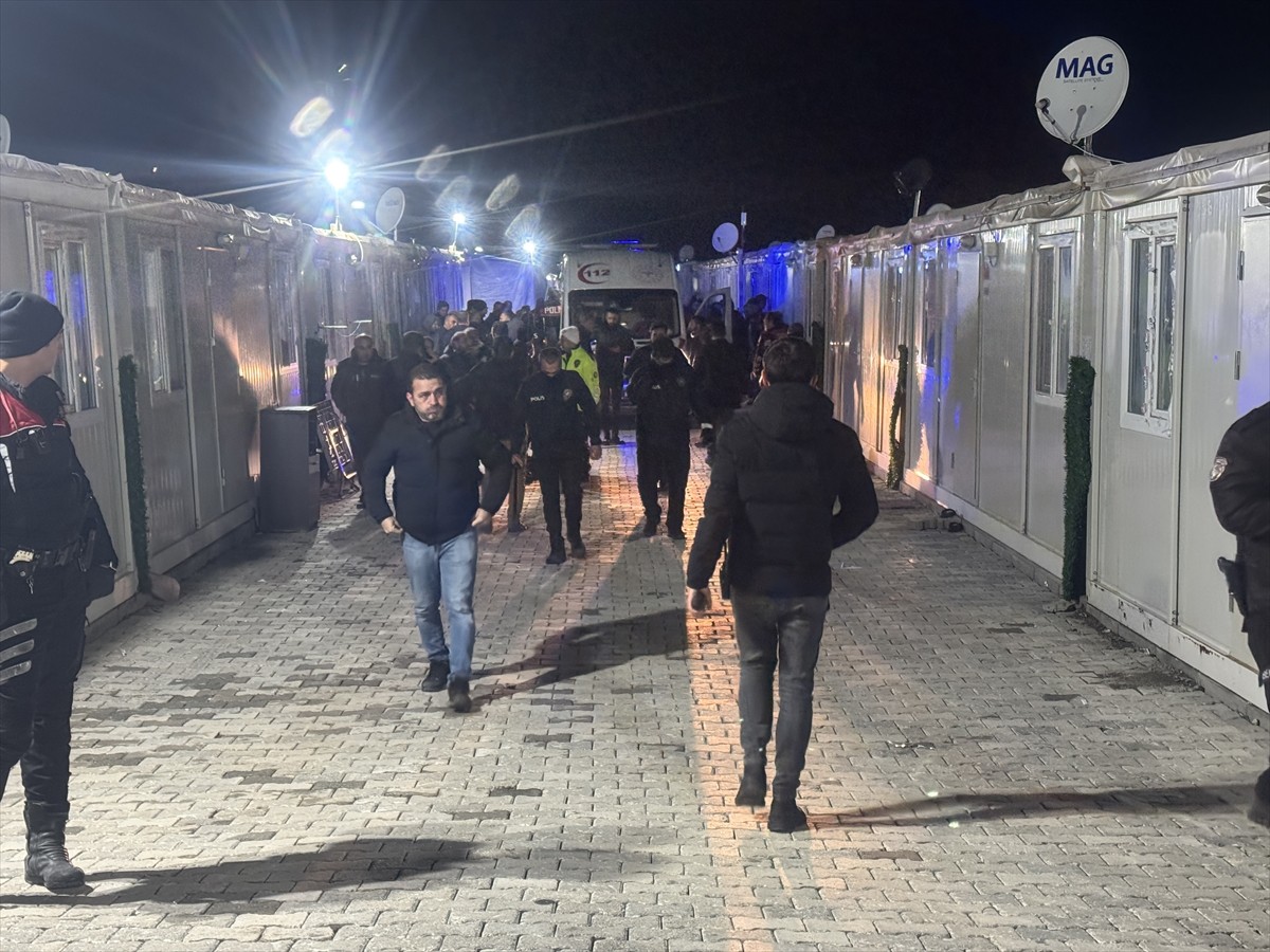 Malatya'da hırsızlık şüphelisini gözaltına almaya çalışan polislerden biri uğradığı bıçaklı...