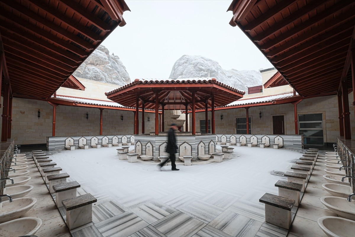 Malatya'da kar yağışı, Darende ilçesini beyaza bürüdü. 