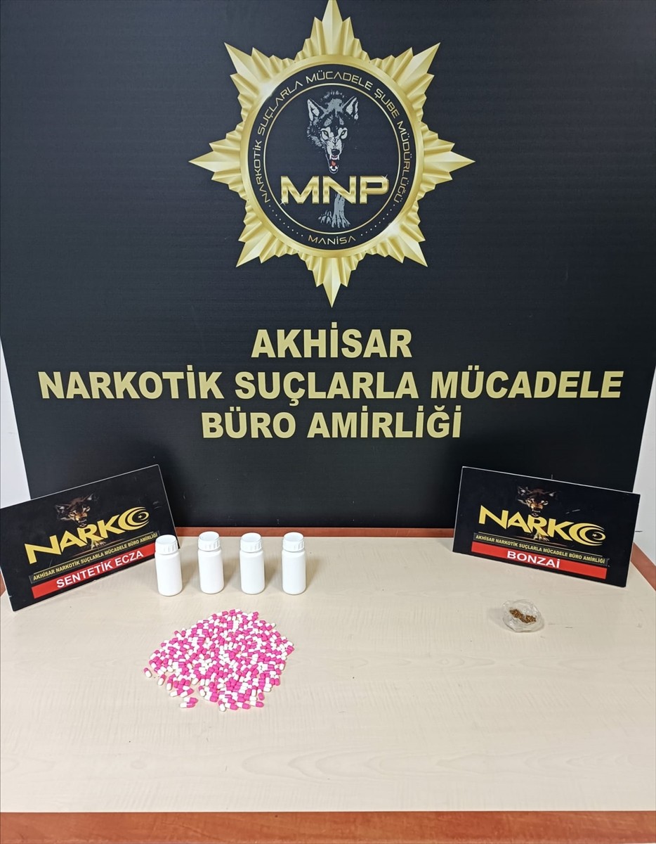  Manisa'nın Akhisar ilçesindeki uyuşturucu operasyonlarında gözaltına alınan 4 şüpheliden 3'ü...