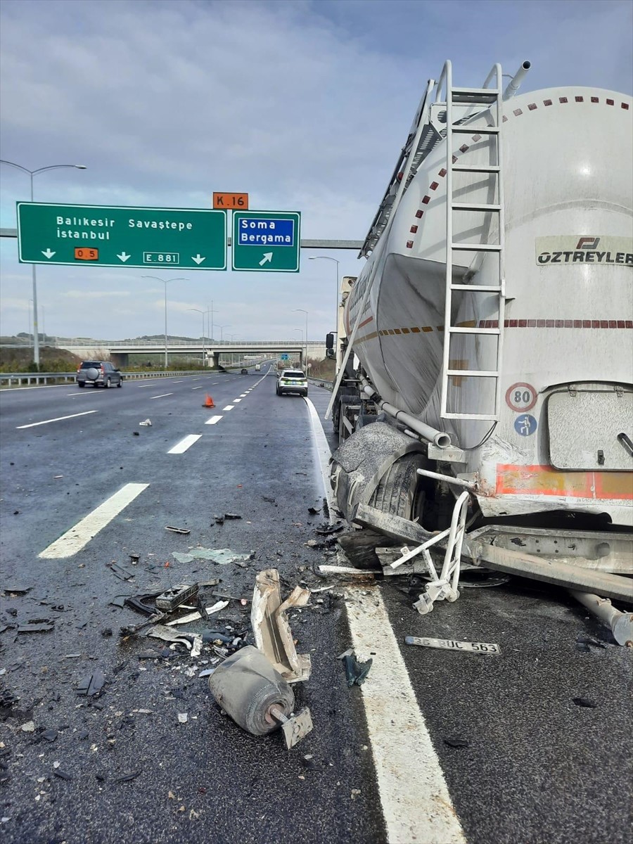 Manisa'nın Kırkağaç ilçesinde otmobilin tankere arkadan çarpan otomobildeki 2 kişi hayatını...
