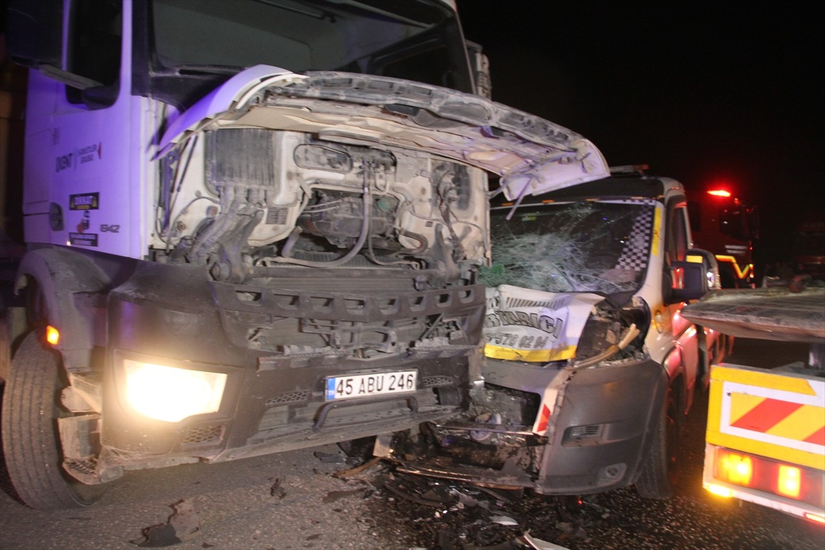 Manisa'nın Kula ilçesinde kamyon, kamyonet ve otomobilin karıştığı trafik kazasında 1 kişi öldü, 4...