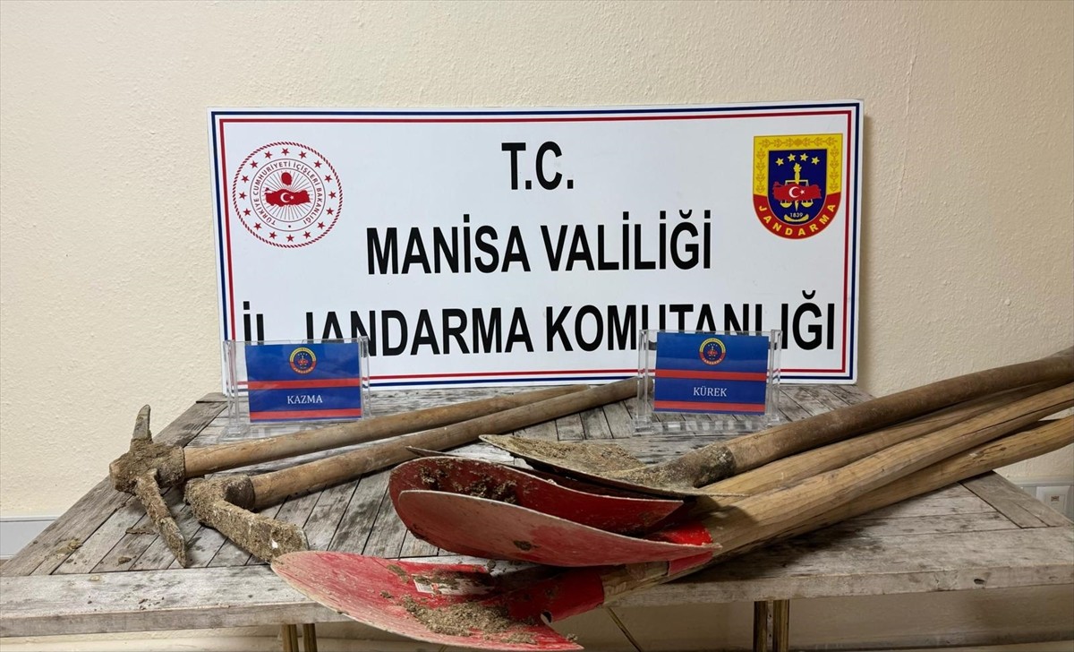 Manisa'nın Salihli ilçesinde kaçak kazı yapan 9 kişi, jandarma ekiplerince suçüstü yakalandı....