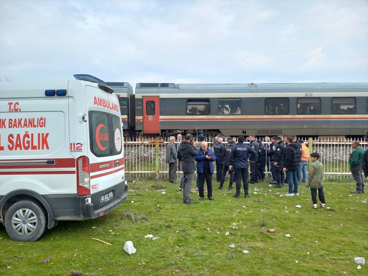 Manisa'nın Şehzadeler ilçesinde yolcu treninin çarpması sonucu kişi sağlık ekiplerince Manisa...