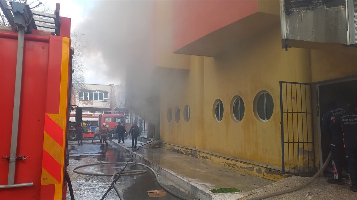 Manisa Ayakkabıcılar Sitesi'nin idari binasında çıkan yangın hasara neden oldu.