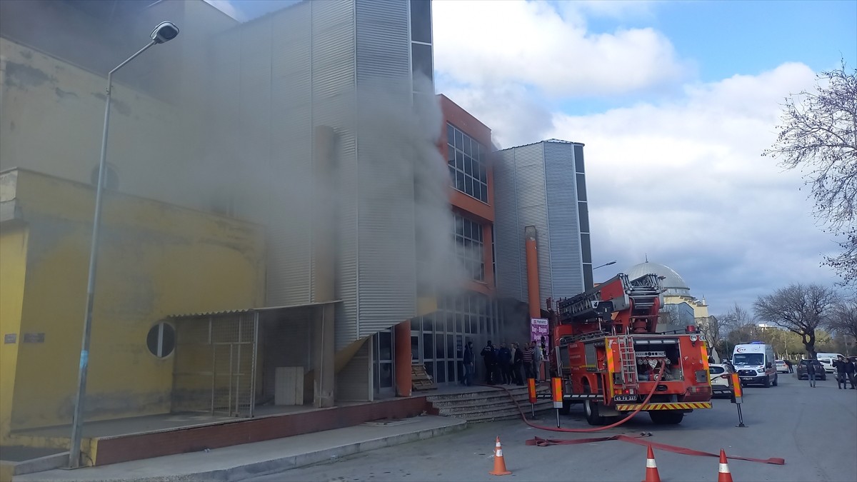 Manisa Ayakkabıcılar Sitesi'nin idari binasında çıkan yangın hasara neden oldu.