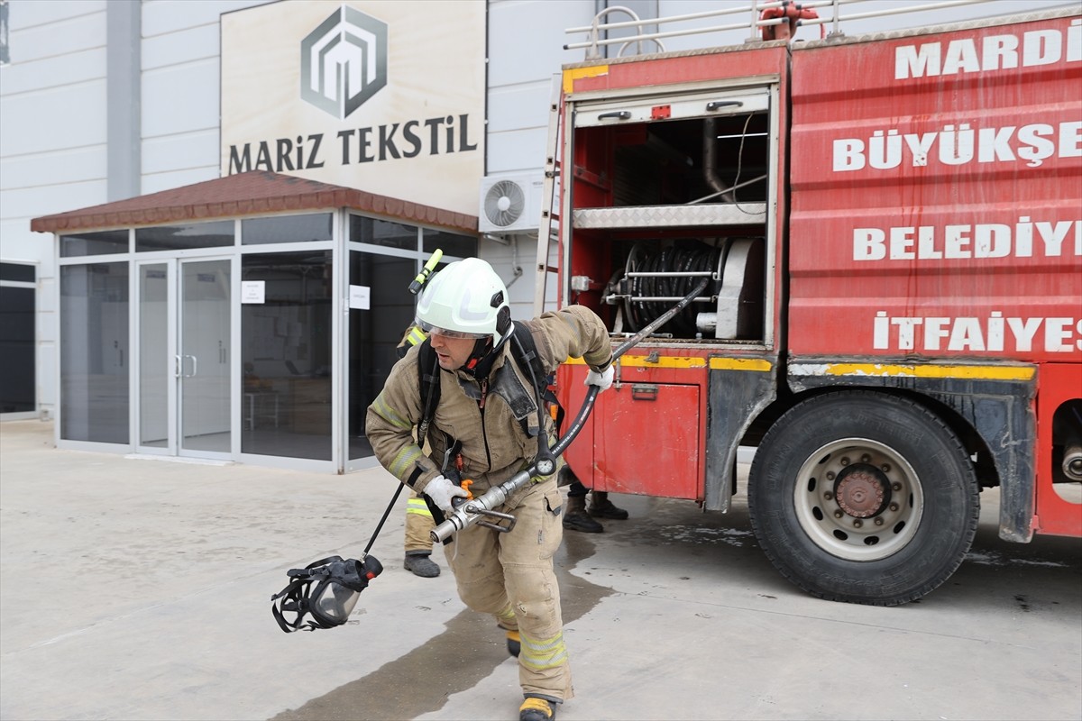 Mardin'de, Organize Sanayi Bölgesi'nde bir tekstil fabrikasında yangın ve tahliye tatbikatı...