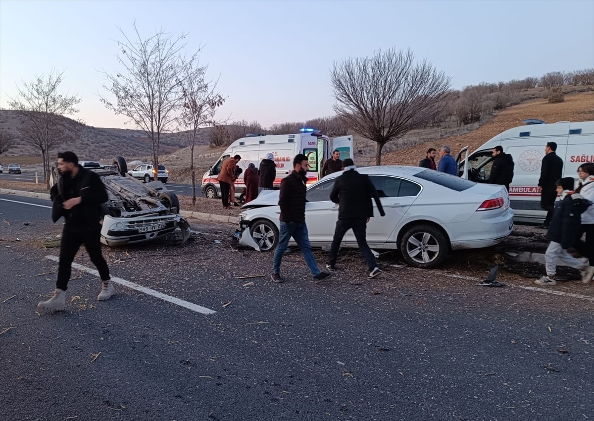 Mardin'in Mazıdağı ilçesinde iki otomobilin çarpışması sonucu 7 kişi yaralandı.