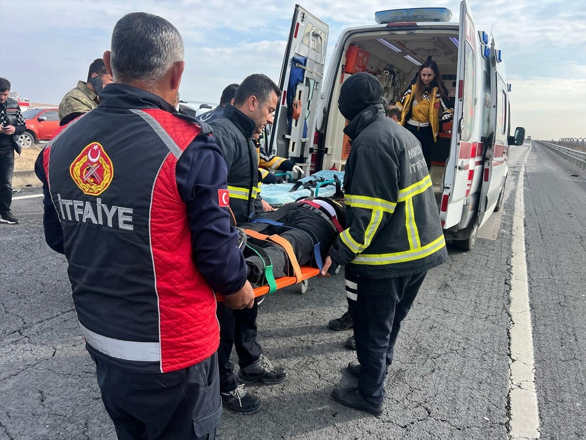 Mardin'in merkez Artuklu ilçesinde hafif ticari araç ile otomobilin çarpışması sonucu 3 kişi...