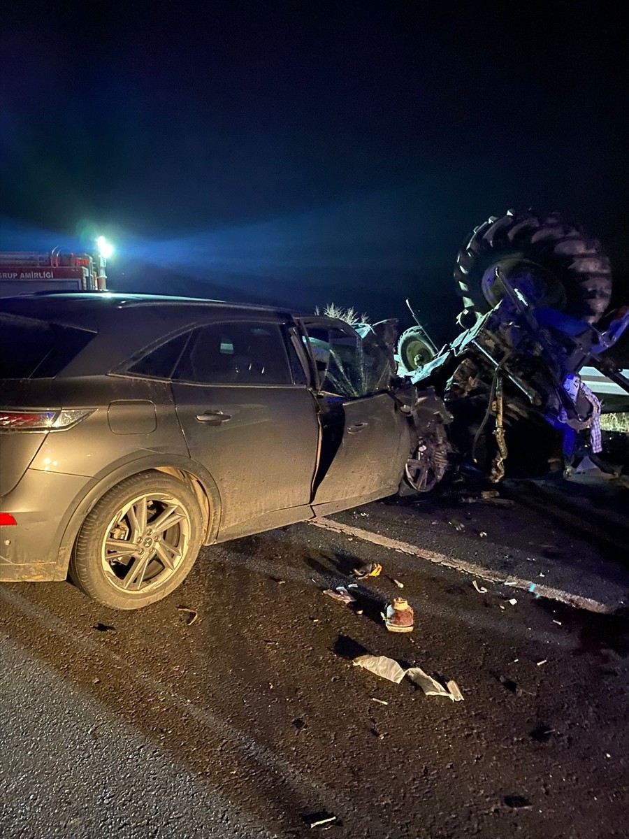 Mardin'in Midyat ilçesinde otomobil ile traktörün çarpışması sonucu 2'si ağır 3 kişi...