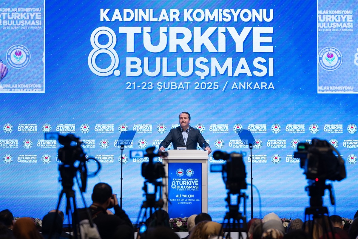 Memur-Sen Genel Başkanı Ali Yalçın, Kızılcahamam'da bir otelde düzenlenen "Eğitim-Bir-Sen 8....