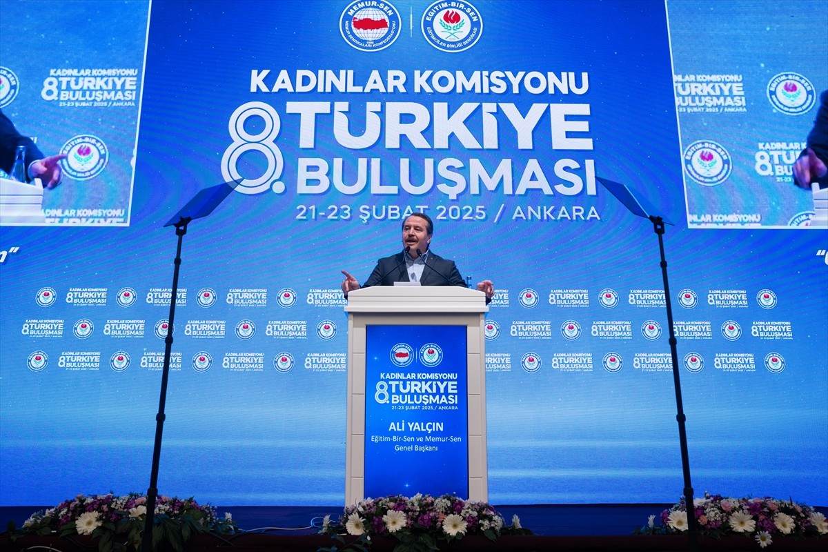 Memur-Sen Genel Başkanı Ali Yalçın, Kızılcahamam'da bir otelde düzenlenen "Eğitim-Bir-Sen 8....