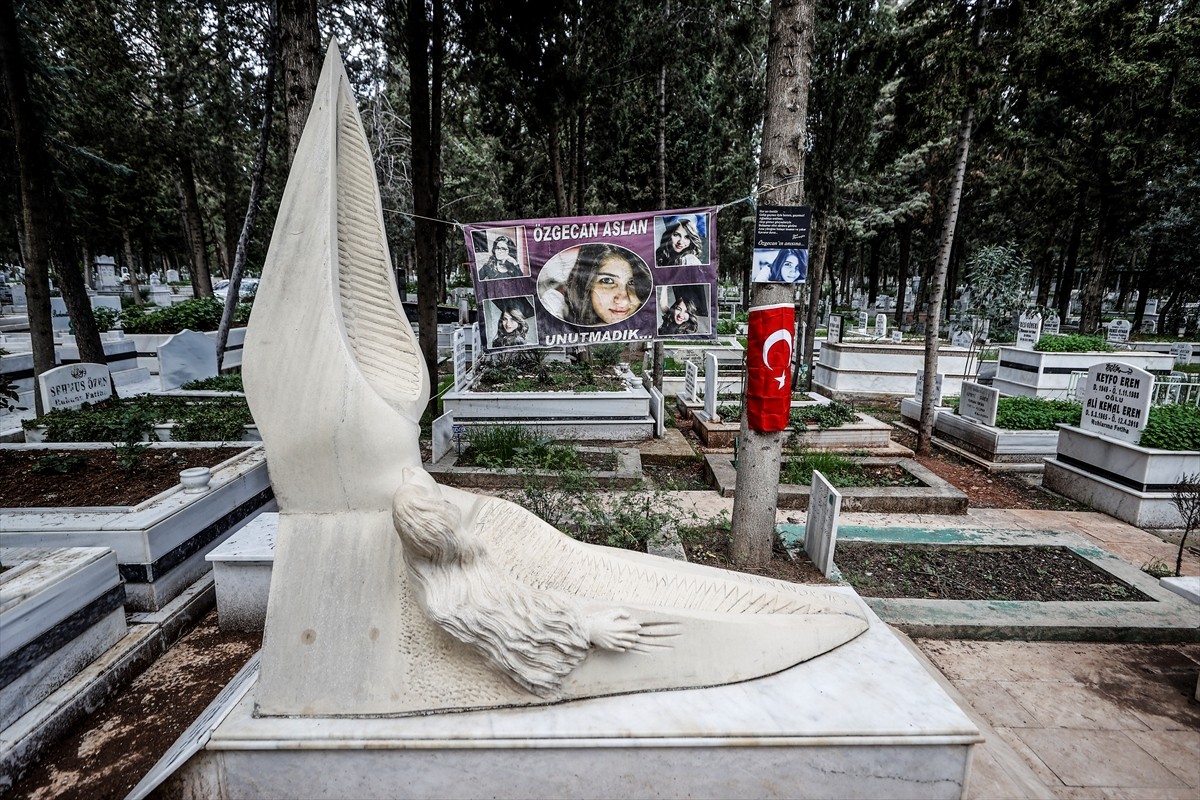 Mersin'de okuldan çıktıktan sonra evine gitmek için bindiği minibüste katledilen üniversite...