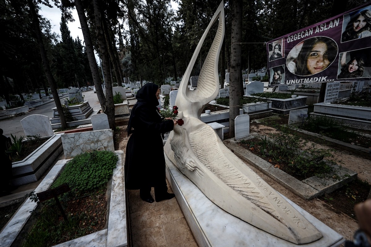 Mersin'de okuldan çıktıktan sonra evine gitmek için bindiği minibüste katledilen üniversite...
