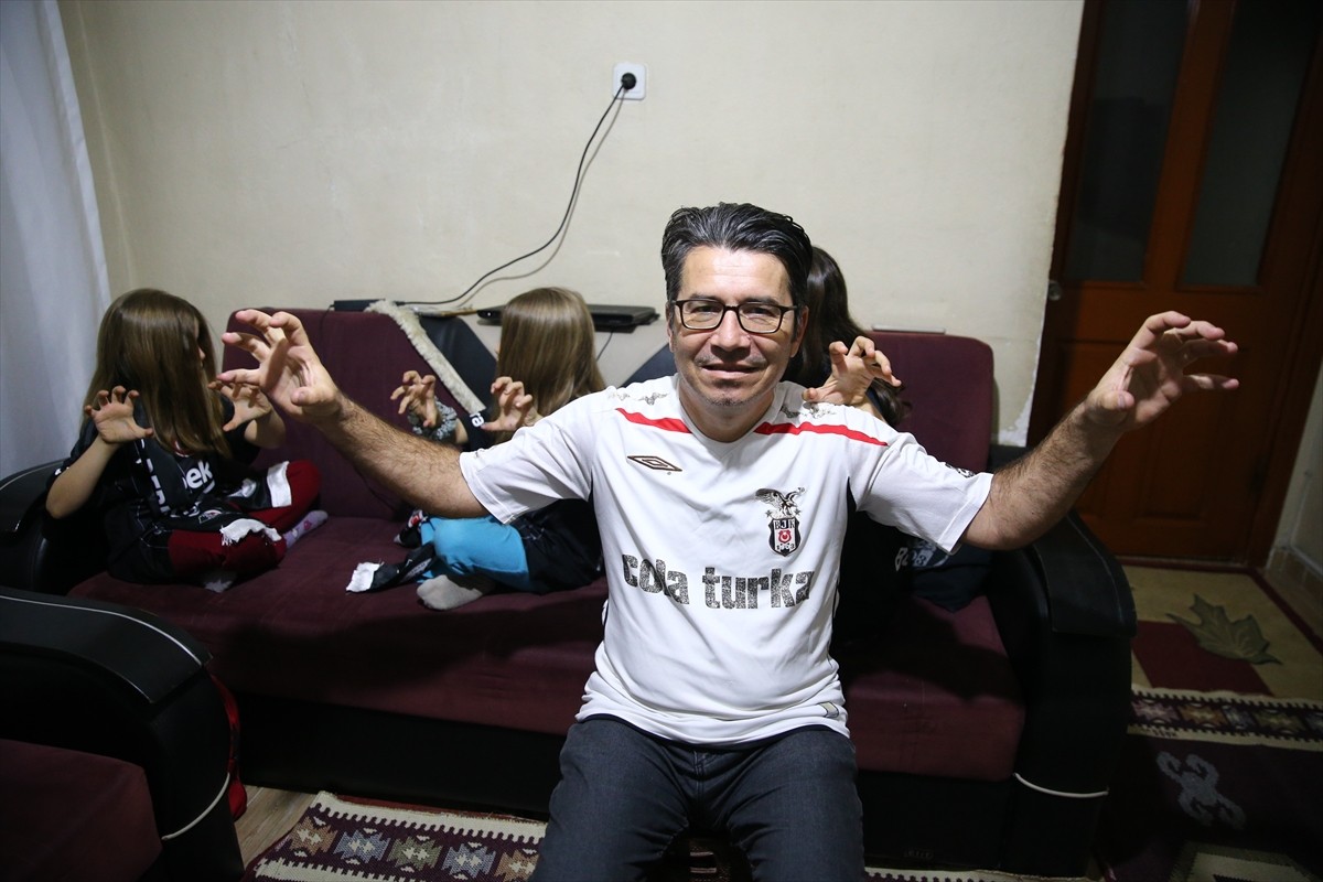 Mersin'de yaşayan fanatik Beşiktaş taraftarı Mahmut Köse, üç çocuğuna kulübün baş harflerinden...