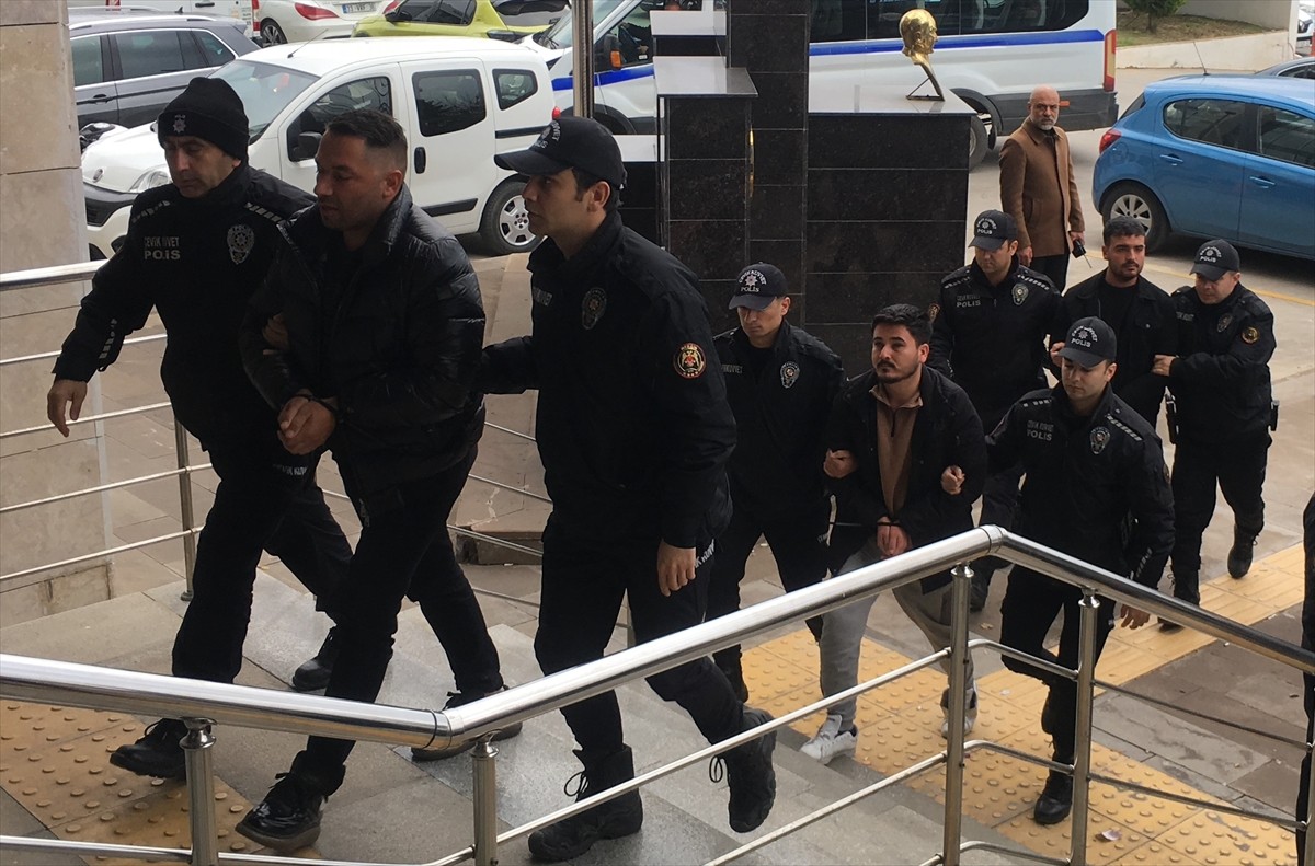 Mersin'in Erdemli ilçesinde esnaftan haraç isteyip iş yerlerini kurşunladıkları gerekçesiyle...