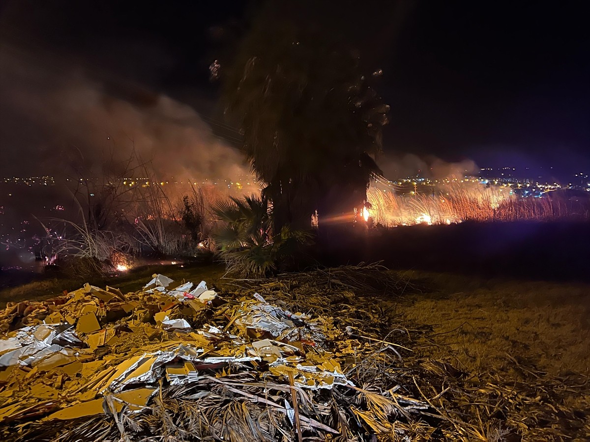 Mersin'in Erdemli ilçesinde sazlık alanda henüz belirlenemeyen nedenle çıkan yangın, itfaiye...