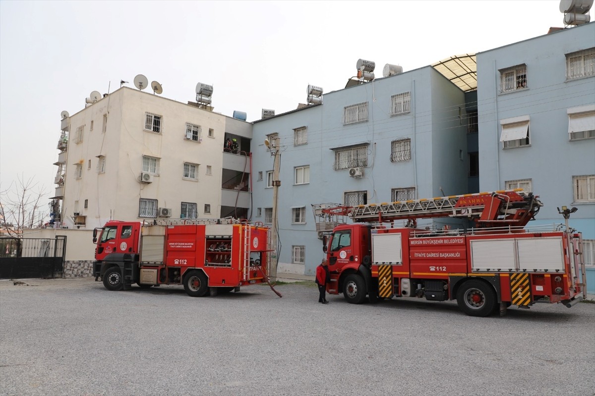 Mersin'in Toroslar ilçesinde 4 katlı binanın en üst katında çıkan yangın itfaiye ekiplerince...