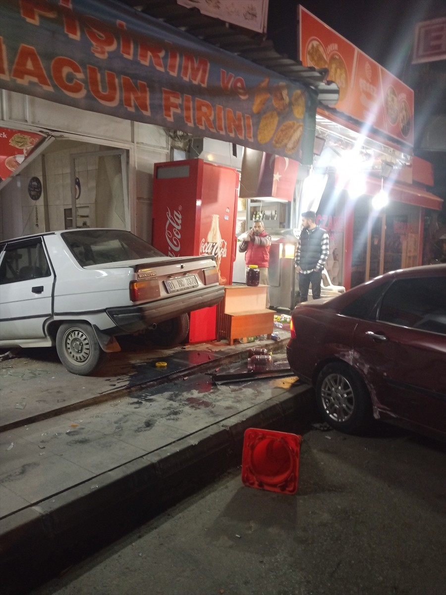 Mersin'in Toroslar ilçesinde sürücünün kontrolünden çıkan araç fırına girdi.