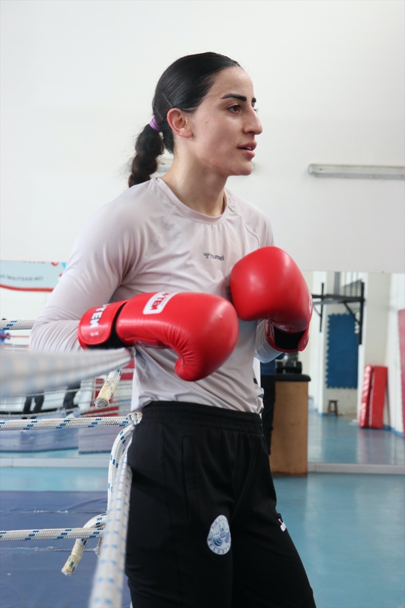 Milli boksör Gizem Özer, Sırbistan'da düzenlenecek Dünya Şampiyonası'ndan altın madalyayla dönmek...