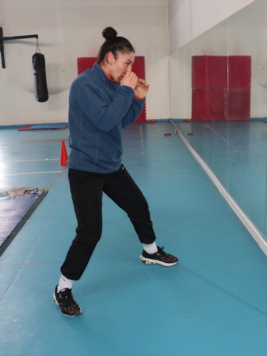 Milli boksör Sema Çalışkan, kariyerinin ilk dünya şampiyonluğuna ulaşmak için yumruk sallıyor....