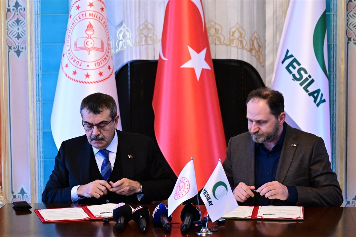 Milli Eğitim Bakanı Yusuf Tekin (solda) ile Yeşilay Cemiyeti Genel Başkanı Doç. Dr. Mehmet Dinç...