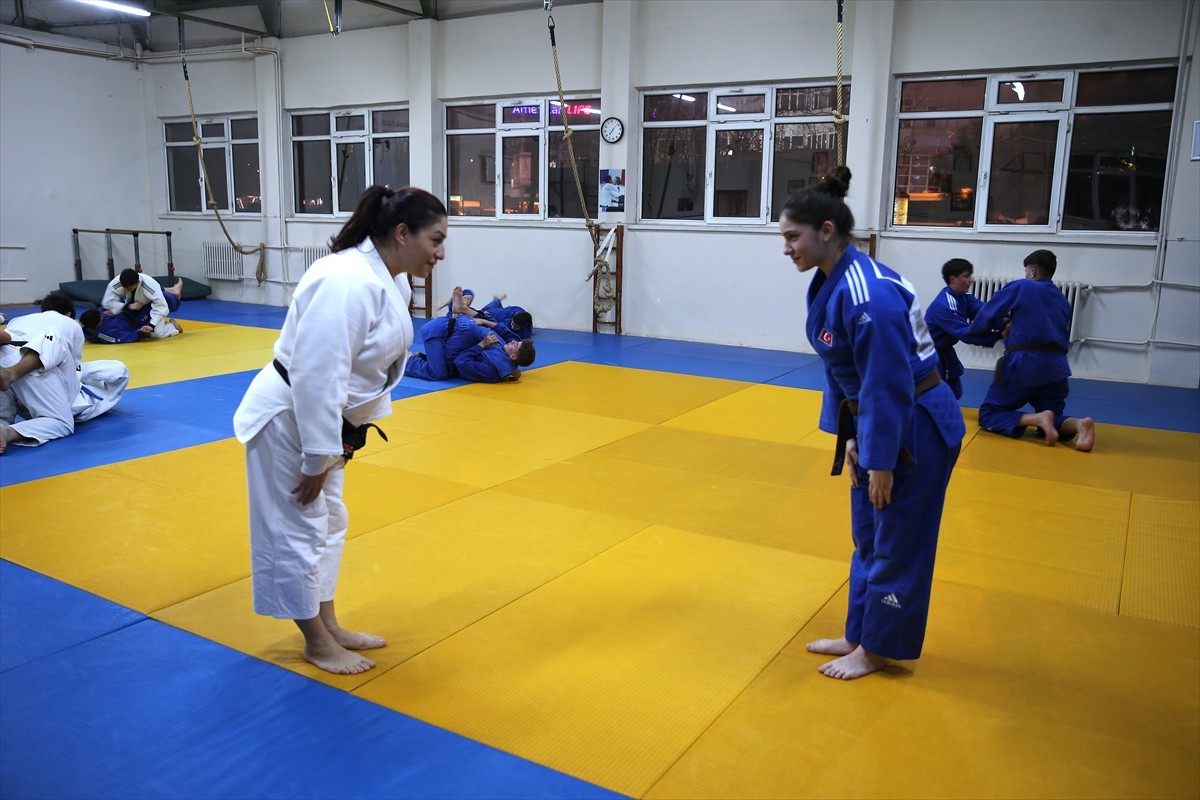 Milli judocu Minel Tepe (17) Türk judo tarihinde önemli başarılar elde eden annesi ve antrenörü...